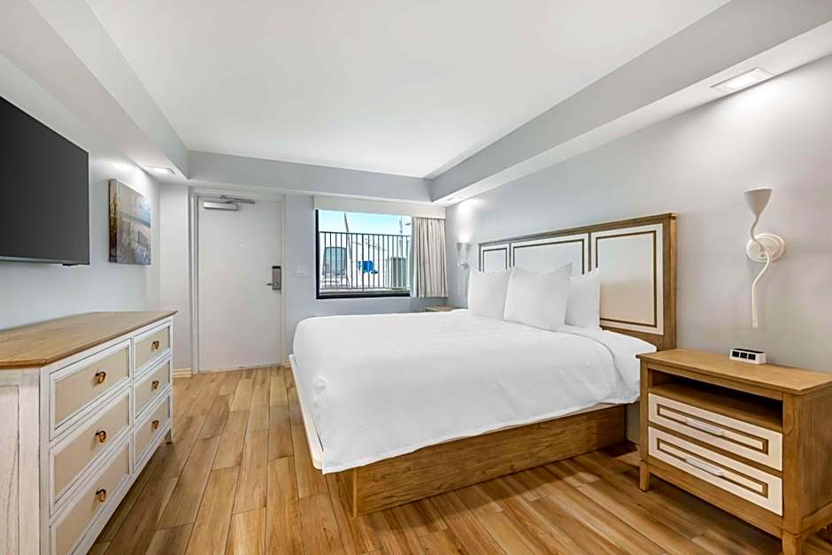 Photo 1 of 3 of 1 King Bed, Poolside, Ground Floor
