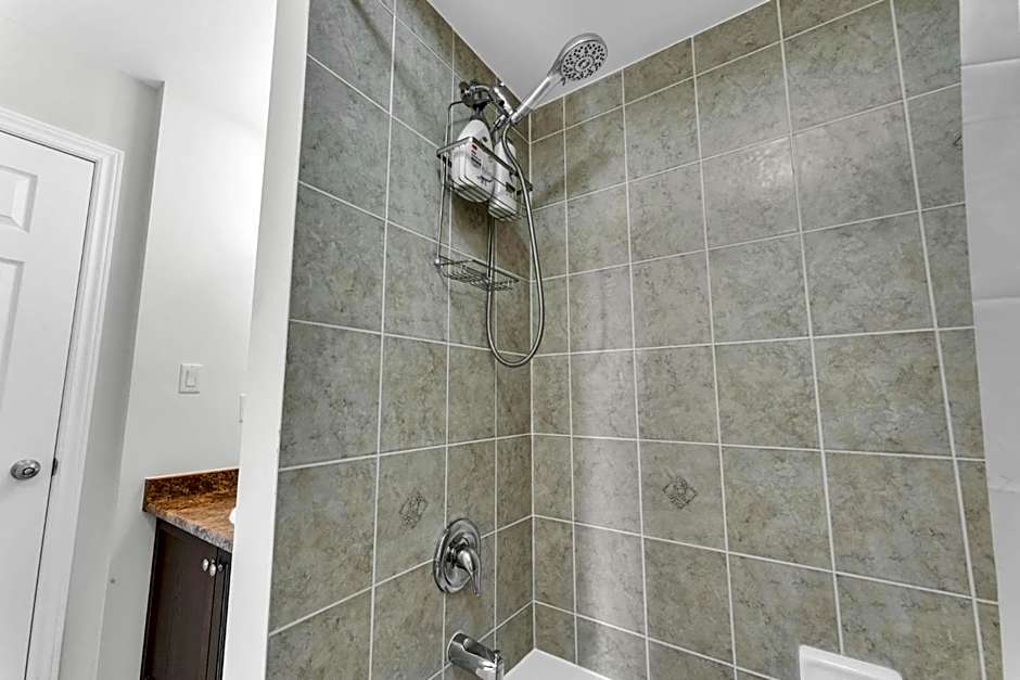 Oshawa Family Haven - Luxury 7BR Villa with Cozy Fireplaces & Hot Tub