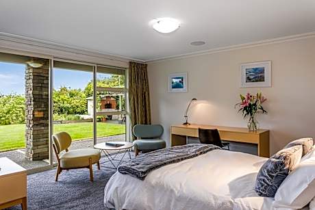 Deluxe Queen Suite