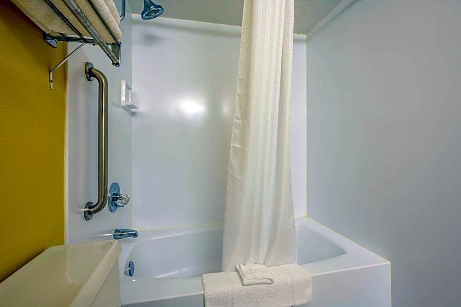 Econo Lodge Inn & Suites Triadelphia - Wheeling