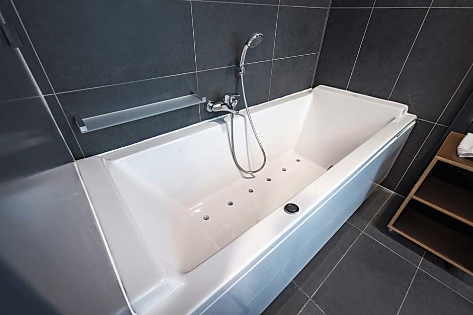 NEW IPOINT HOTEL