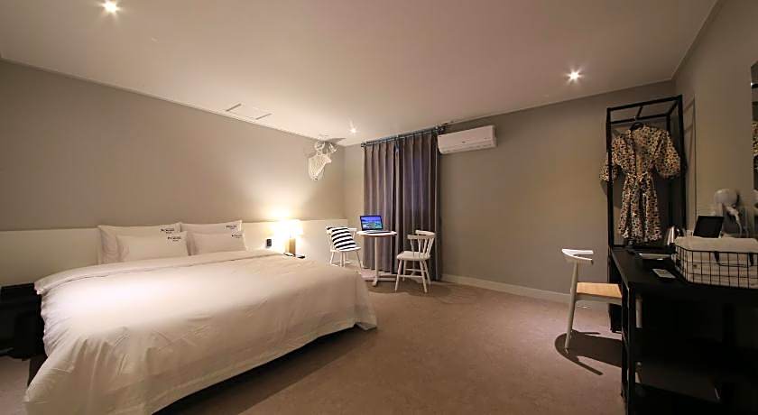 almond hotel Gupo station