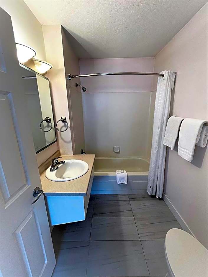 Super 8 by Wyndham Lake Country/Winfield Area