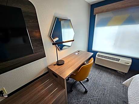 Standard Queen Room with Two Queen Beds and Mobility Accessible Tub