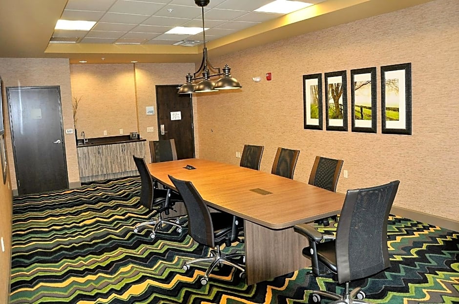 Holiday Inn Express Hotel & Suites Perry-National Fairground Area