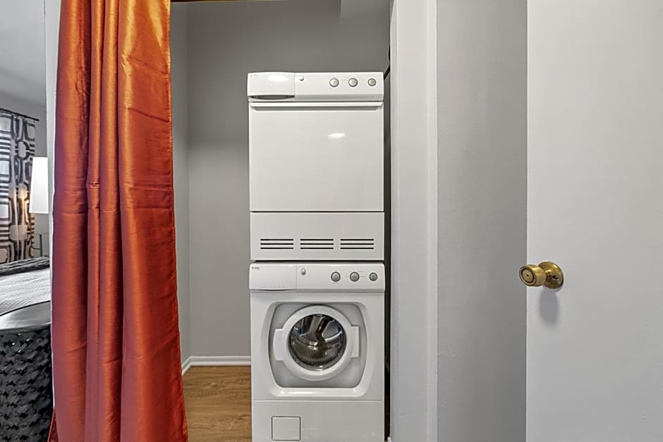 Beverly Hills 2 bed 2 bath Penthouse with Den and Parking 414