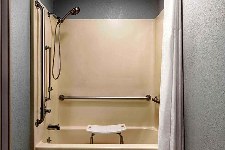 AmericInn by Wyndham Williamsburg