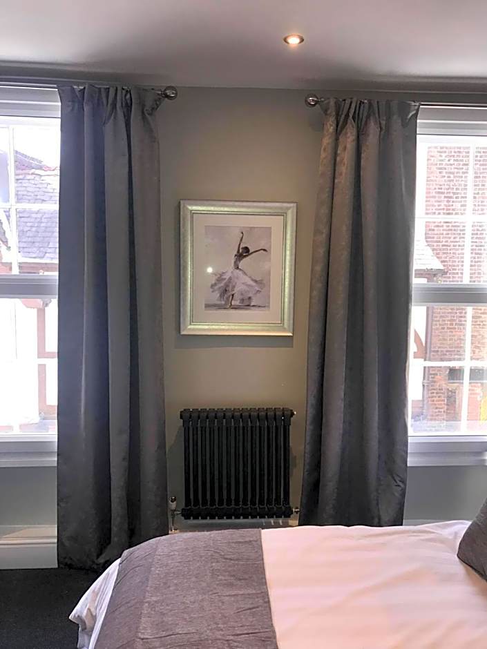 Lil's On The Waterfront