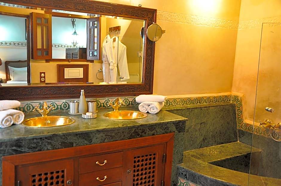 Riad Les Remparts De Fès