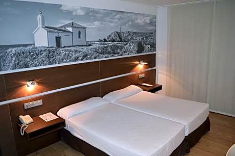 Double or Twin Room (2 Adults + 1 Child)