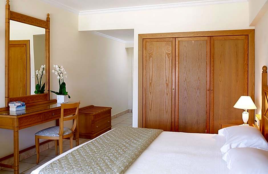 Mitsis Petit Palais Beach Hotel