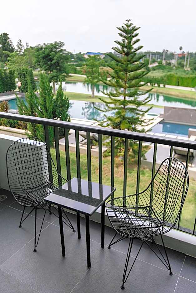 GreenVille Laguna Hotel