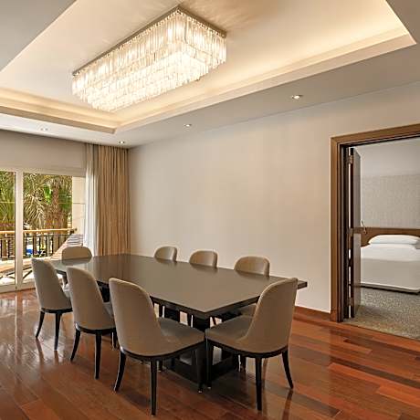 Executive Suite 1 King, Club Privileges, Balcony, Poolview/Lake View, Kitchen