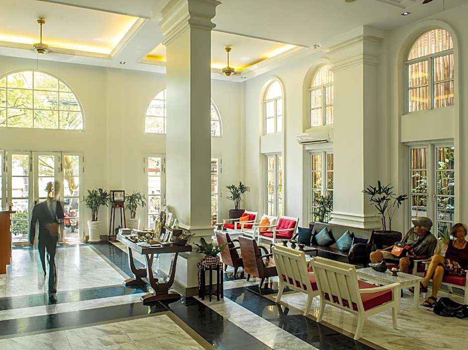 Frangipani Royal Palace Hotel