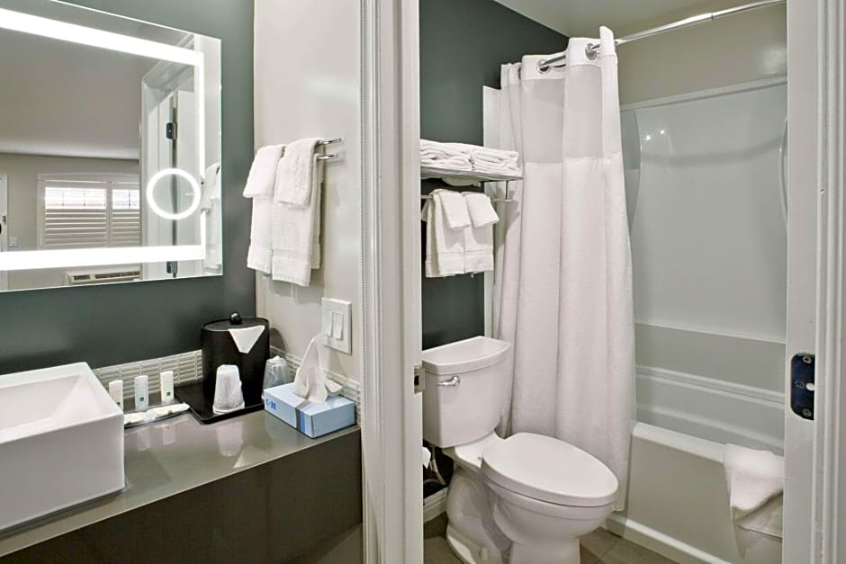 Bay Area Inn & Suites