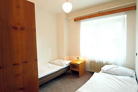 Economy Twin Room with Shared Bathroom