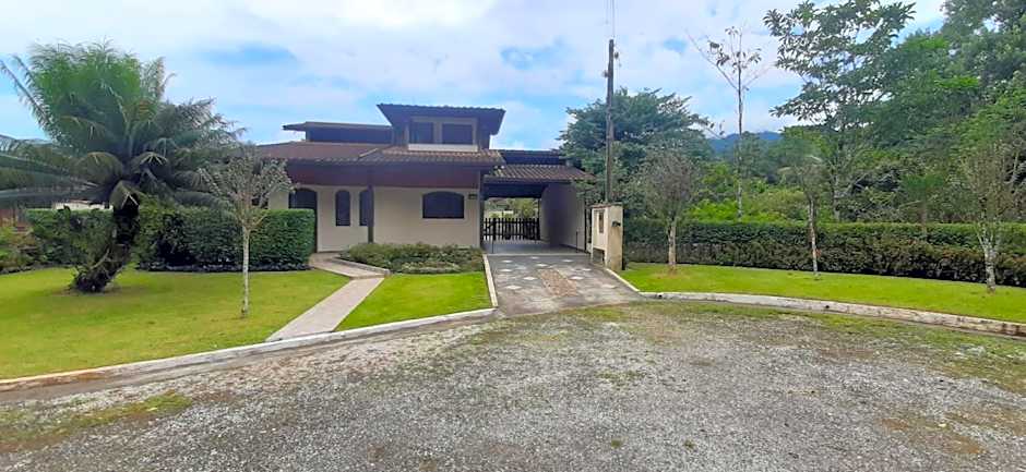 Caso em condomínio com lago, serra, campo e mar
