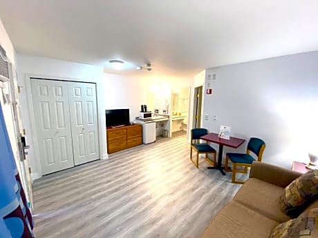 One-Bedroom Queen Suite - Non-Smoking