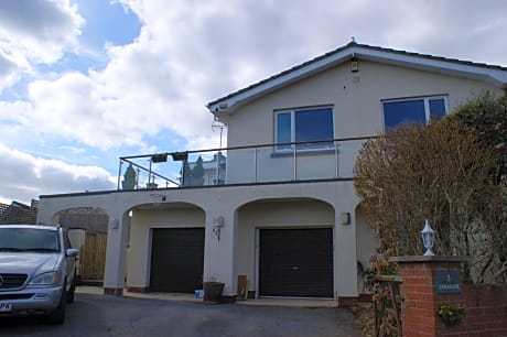 Luxury 3 bedded room with sea peeps and parking