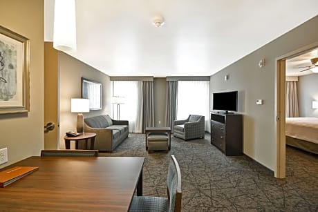 1 Kng/2qn Hearing Accessible 2 Bdrm Suite Nsmk