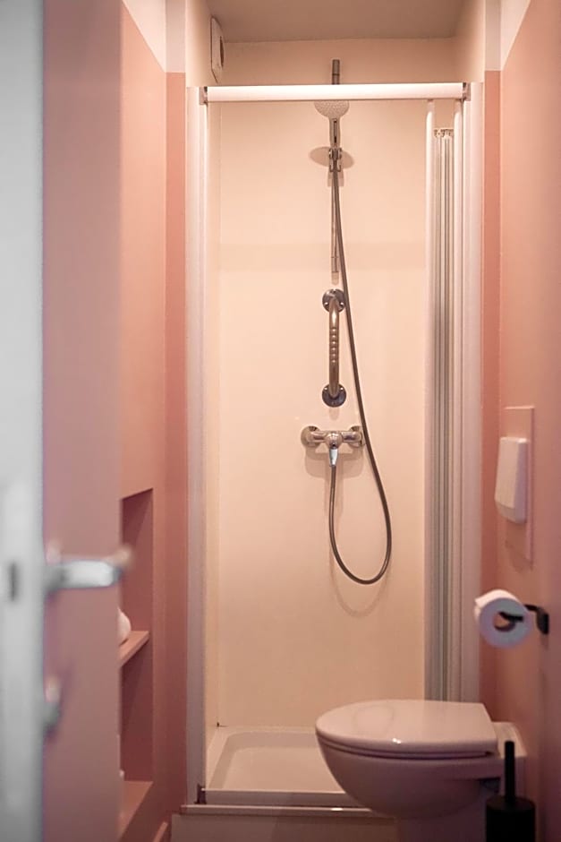 Gillis Eight Guest Rooms by Romy&Travis