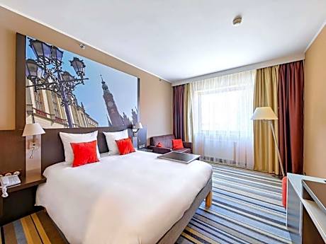 Classic Room with double bed and sofa and City View