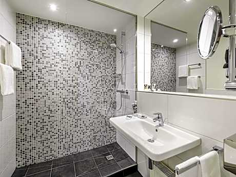 Standard Room with twin beds, quiet location next to the park