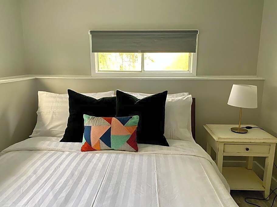 Hidden Getaway, BSMT with Back Yard