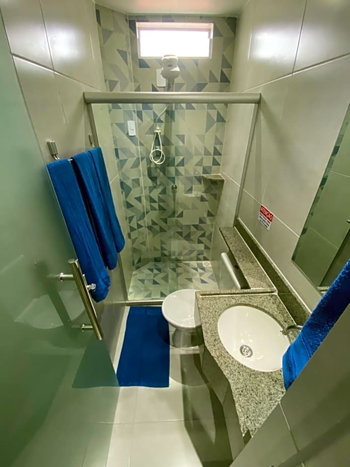 Suíte com banheiro privativo em Pousada recém construída,a 1km da feira da Sulanca
