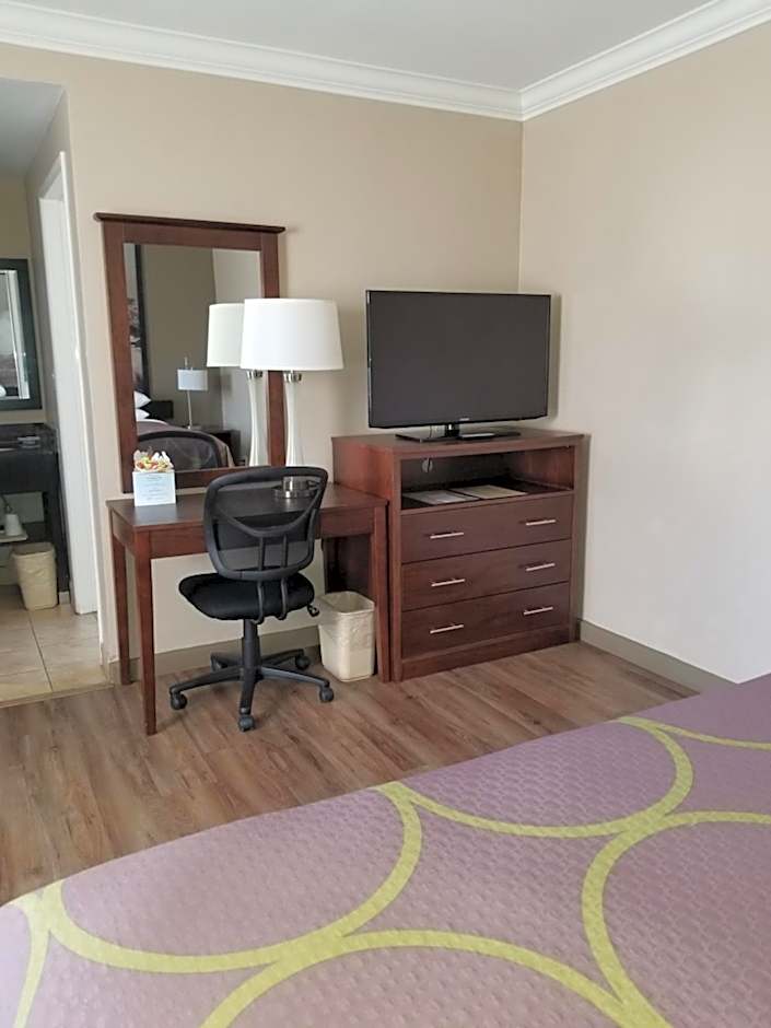 Super 8 by Wyndham Los Angeles-Culver City Area