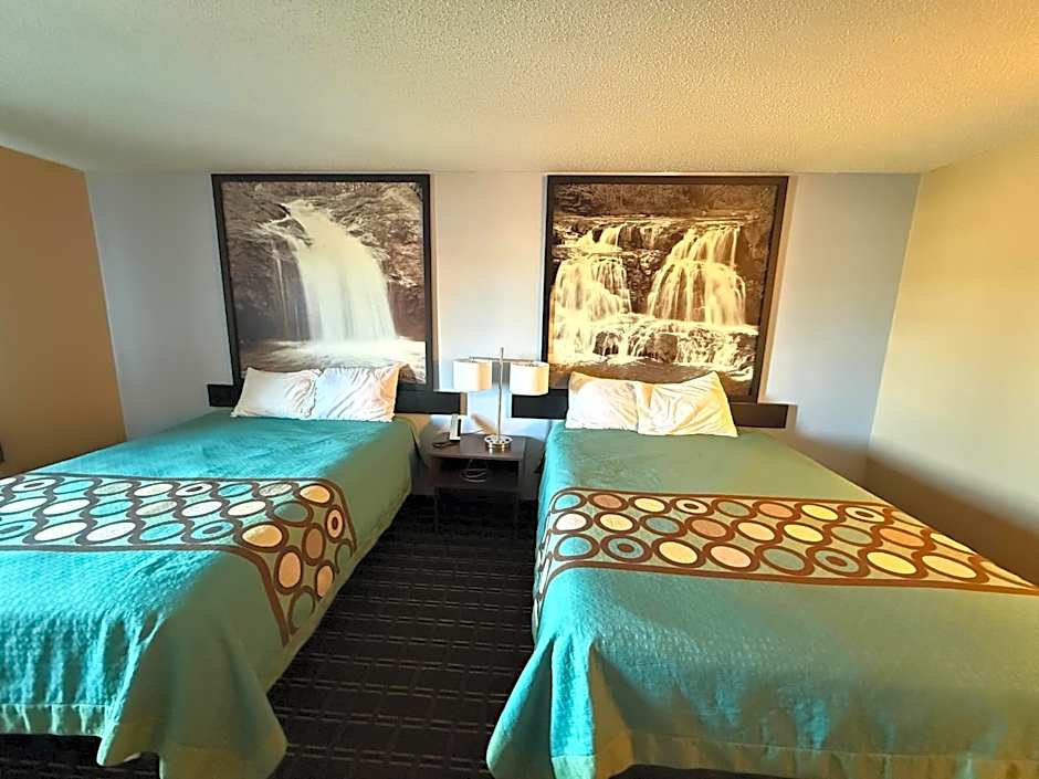 Super 8 by Wyndham Reedsburg