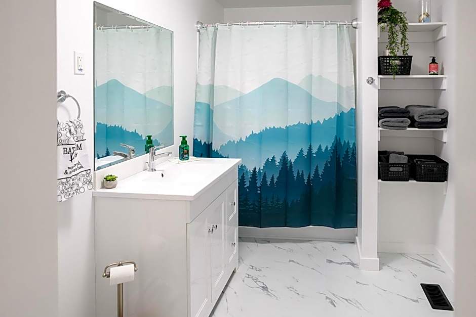 Cozy Cabin in the Forest w BBQ Firepit and More