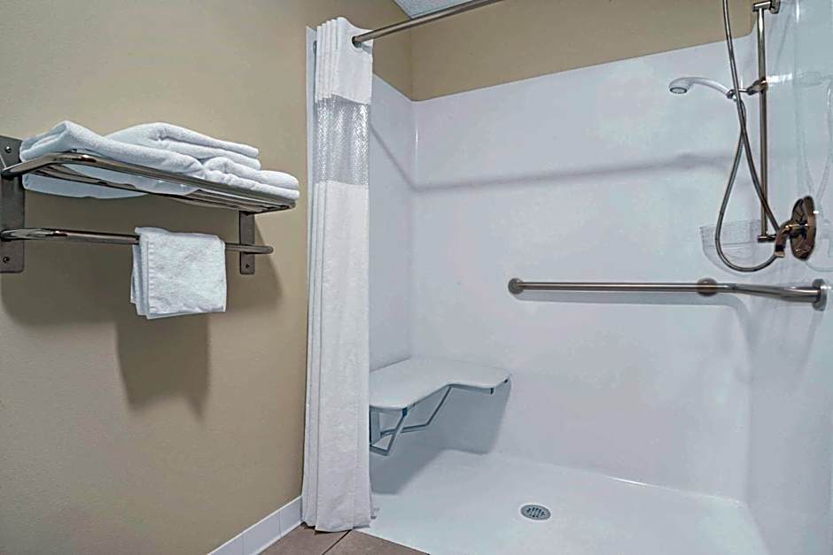 Photo 1 of 2 of 2 Queen Beds, Accessible