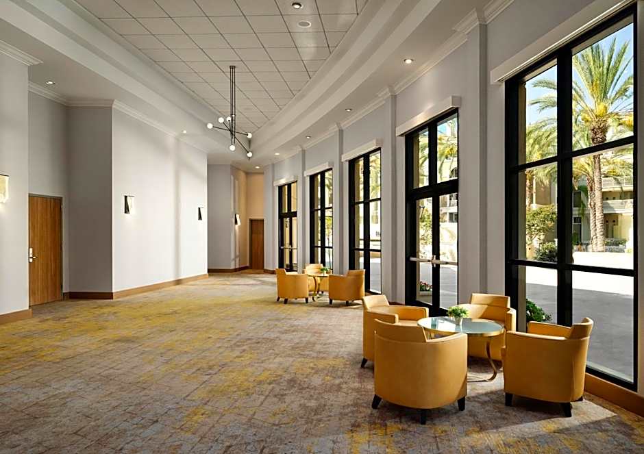 Hotel Zessa Orange County Airport, a DoubleTree by Hilton
