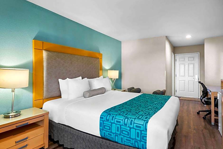 Howard Johnson by Wyndham Santa Cruz Beach Boardwalk