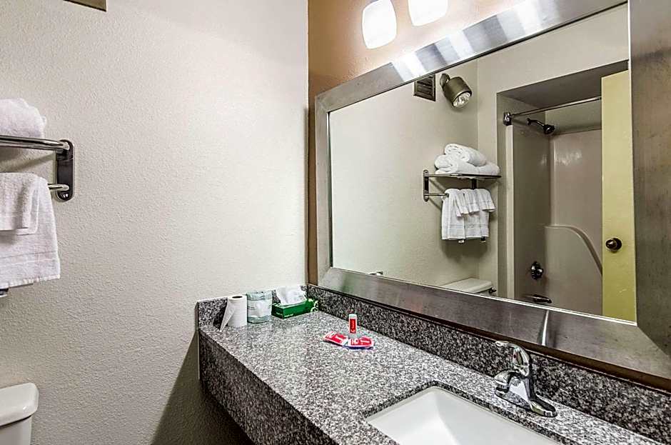 Econo Lodge Inn & Suites