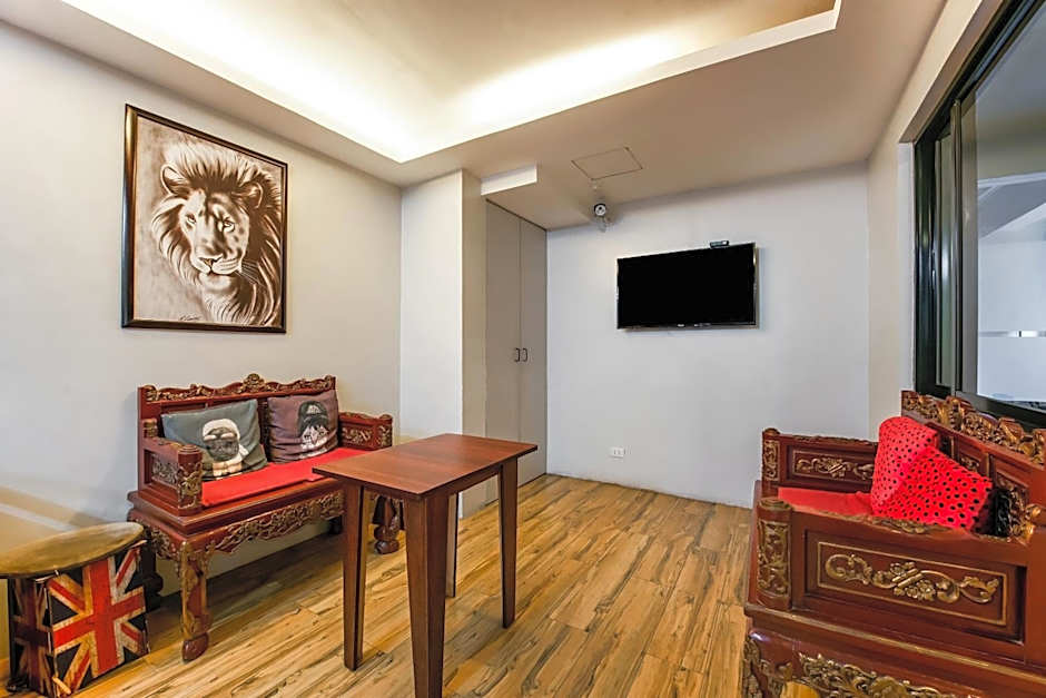 OYO 136 Regal Residences