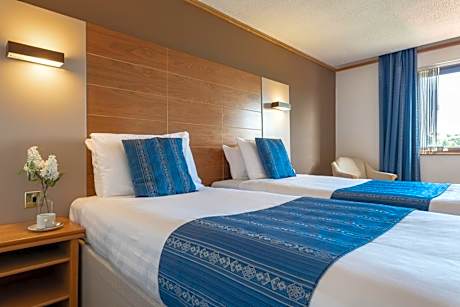 Family Room(1 Double Bed and 1 Twin Bed)