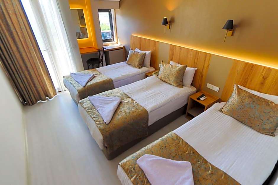 Foto 1 di 6 di Triple Room