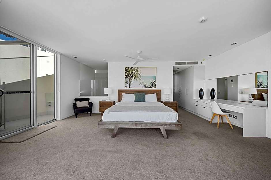 Absolute Beachfront Marcoola - Private Pool - Private Spa Bath - Games