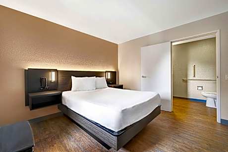 1 Full Bed | ADA/Tub/Premium/Mini Fridge