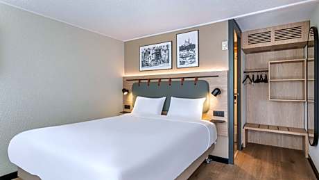 Standard Room - 1 Queen Bed