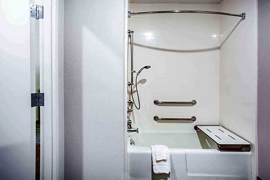 La Quinta Inn & Suites by Wyndham Lynchburg At Liberty Univ.
