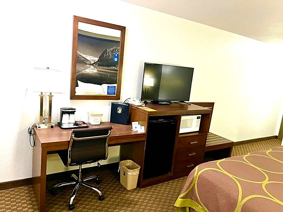 Super 8 by Wyndham Hinton