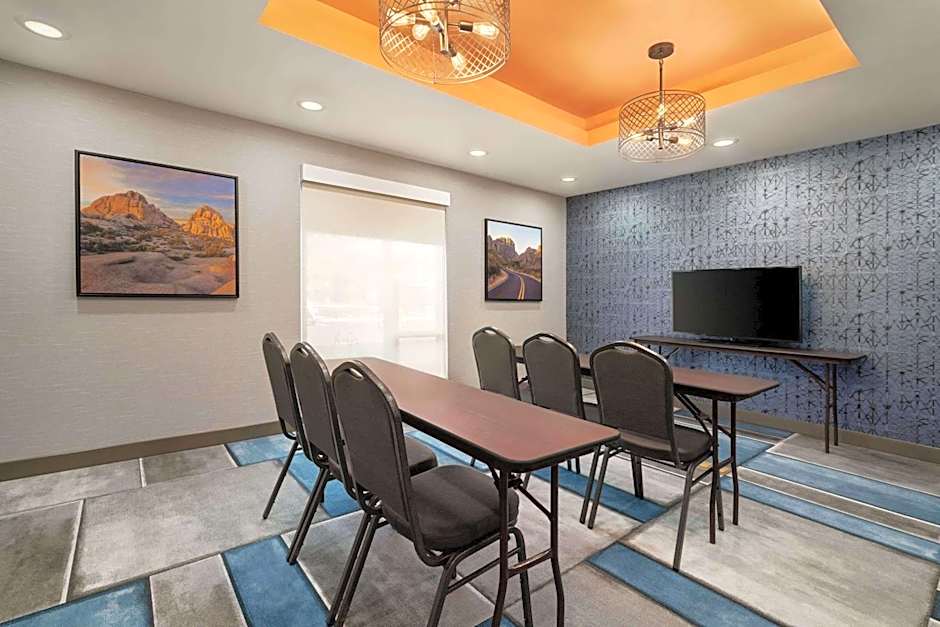 La Quinta Inn & Suites by Wyndham San Bernardino