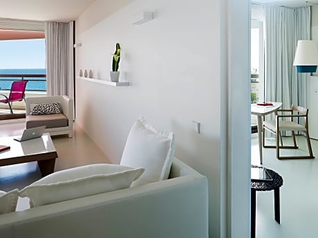 SUPERIOR SUITE - 1 king-size bed, panoramic view of the sea and Bay of Cannes with terraces