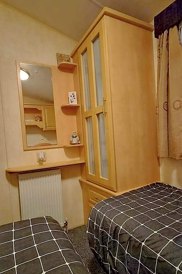 MOLLIES DEN 2 8 Berth 3 Bedrooms The Grange Holiday Park INGOLDMELLS