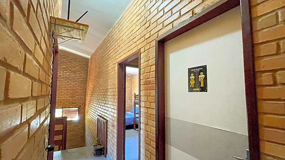 Pousada São Jorge 1 MIN A PÉ DA PRAIA Casa de família, simples e aconchegante, Na Av principal da praia café disponível até 12hs cozinha completa e churrasqueira disponível para uso ar cond das 20hs as 8 30