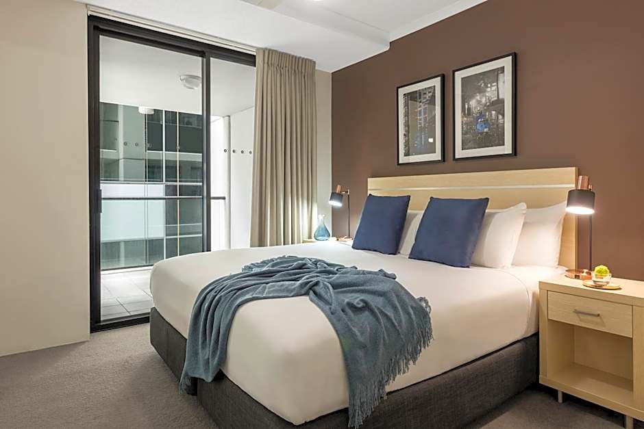 Oaks Brisbane River City Suites