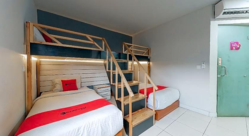 RedDoorz Plus near Asia Afrika 3